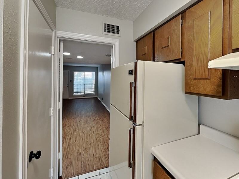 931 Roaring Springs Rd - Photo 5 of 11