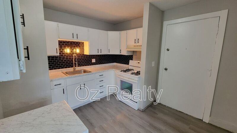 2358 Putnam St - Photo 2 of 8