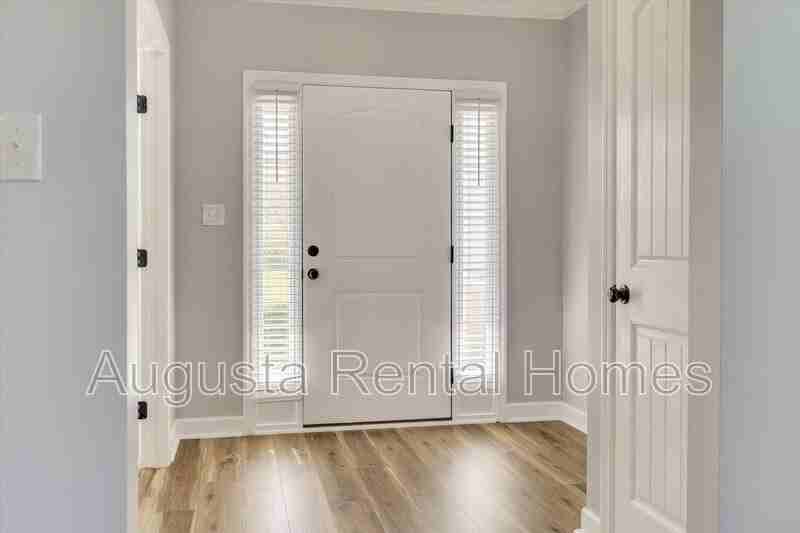 1015 Rosland Cir - Photo 5 of 50