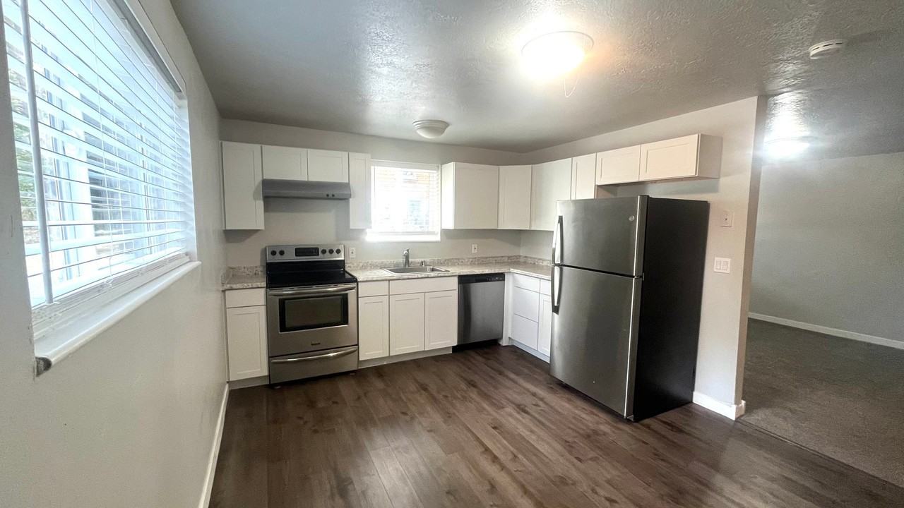 832 15th St - Photo 2 of 12