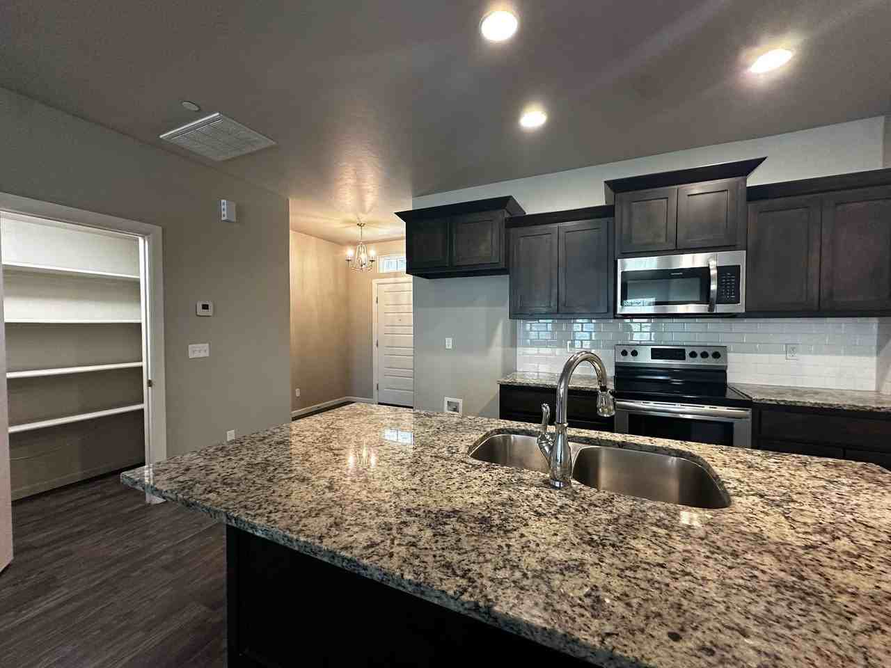 745 Sw 14th St - Photo 5 of 36