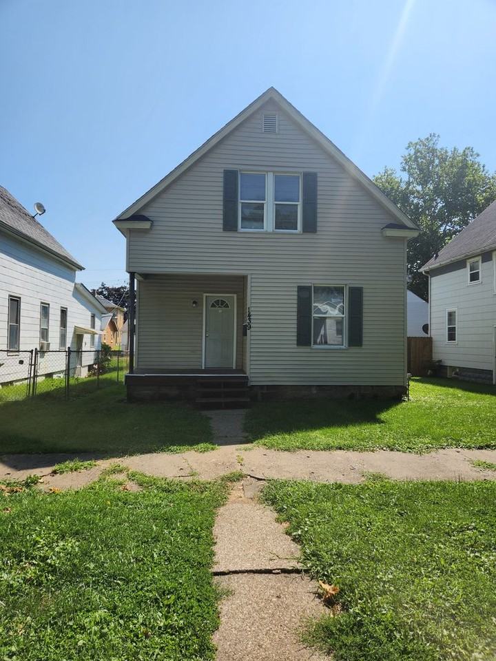 1439 42nd St - Photo 2 of 25