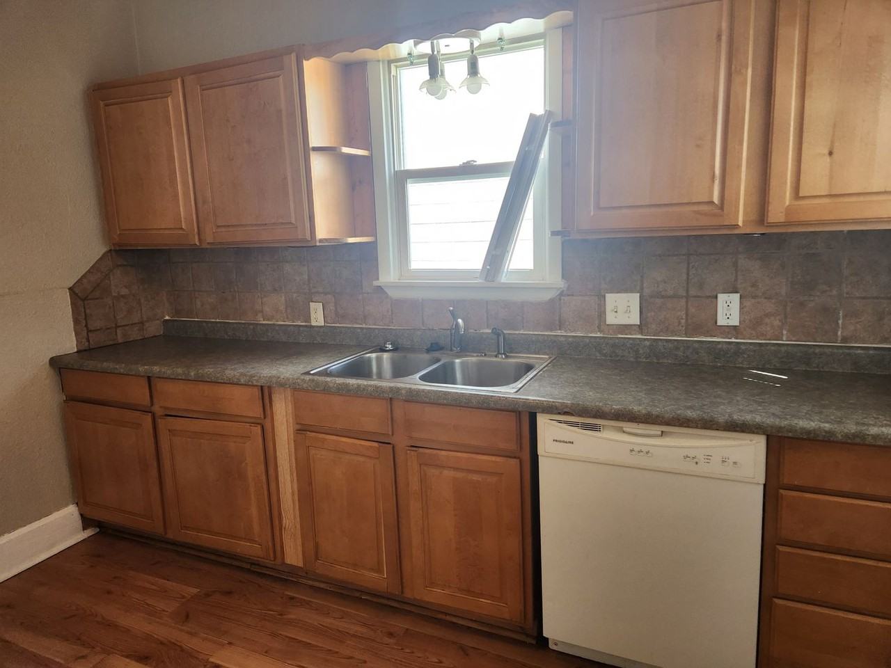1439 42nd St - Photo 3 of 25