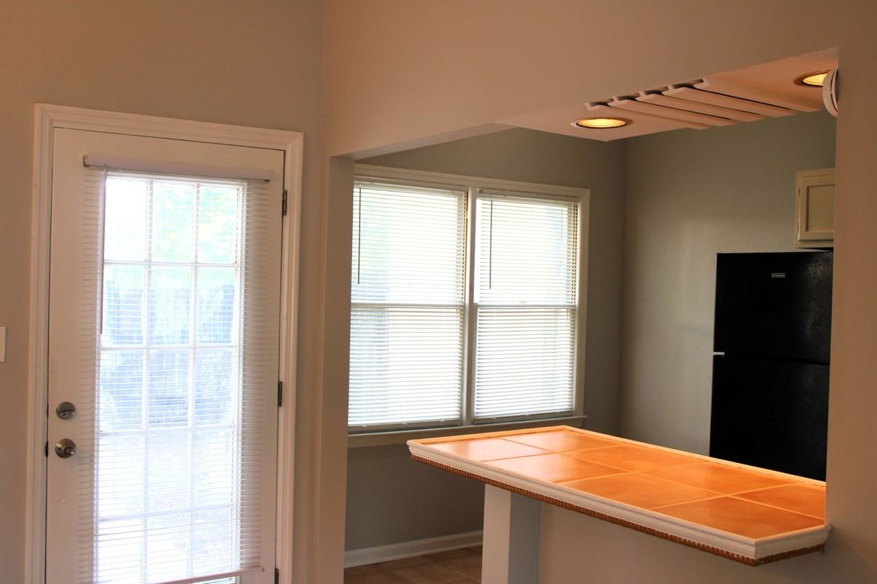 503 Hillsboro Ln - Photo 3 of 10