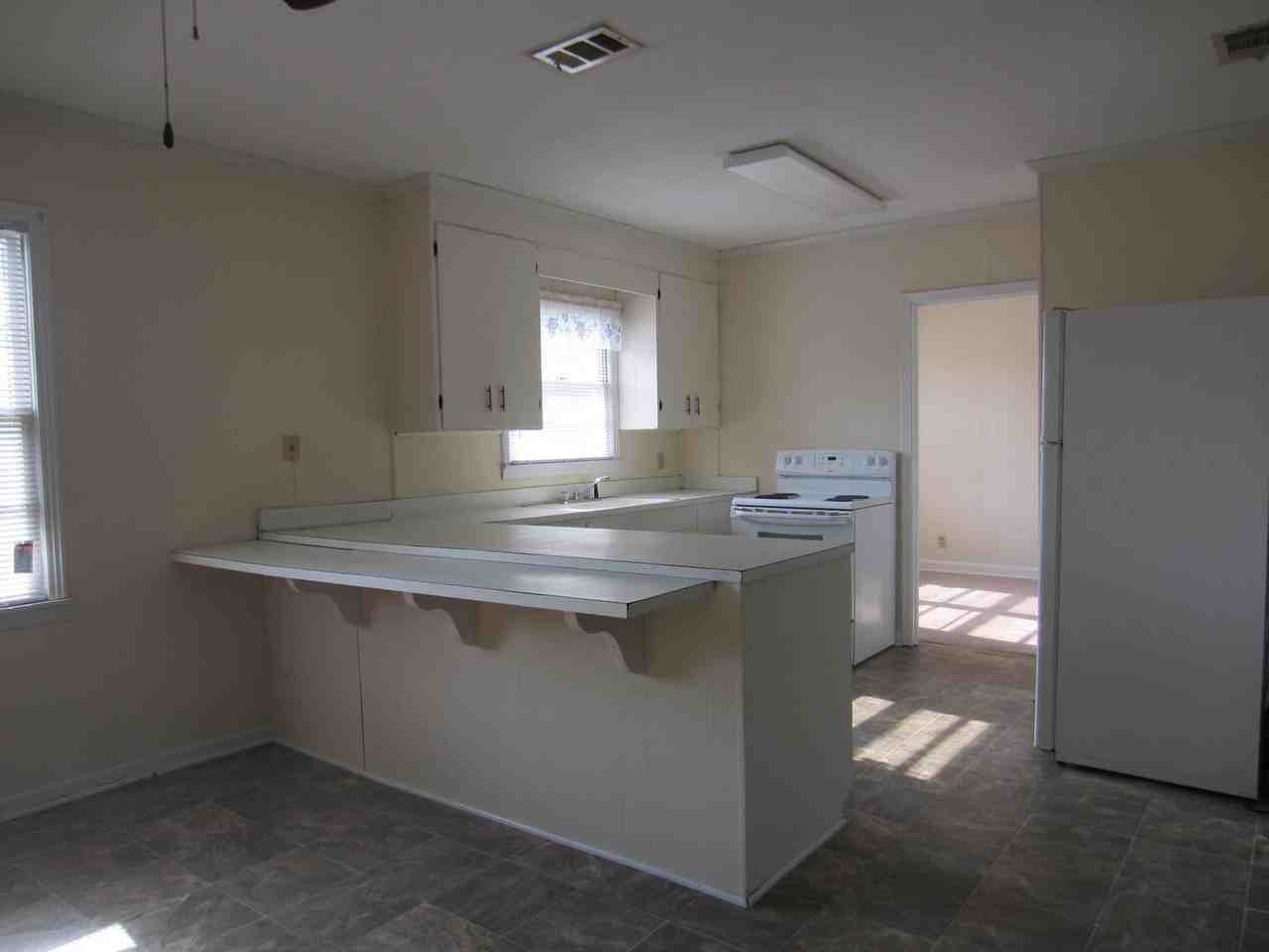 609 S College St - Photo 3 of 5