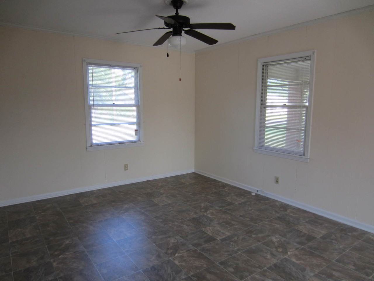 609 S College St - Photo 4 of 5
