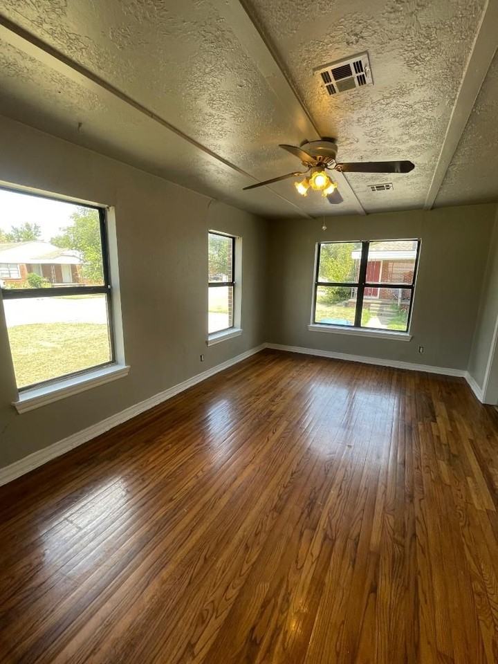 1012 Arkansas St - Photo 2 of 8