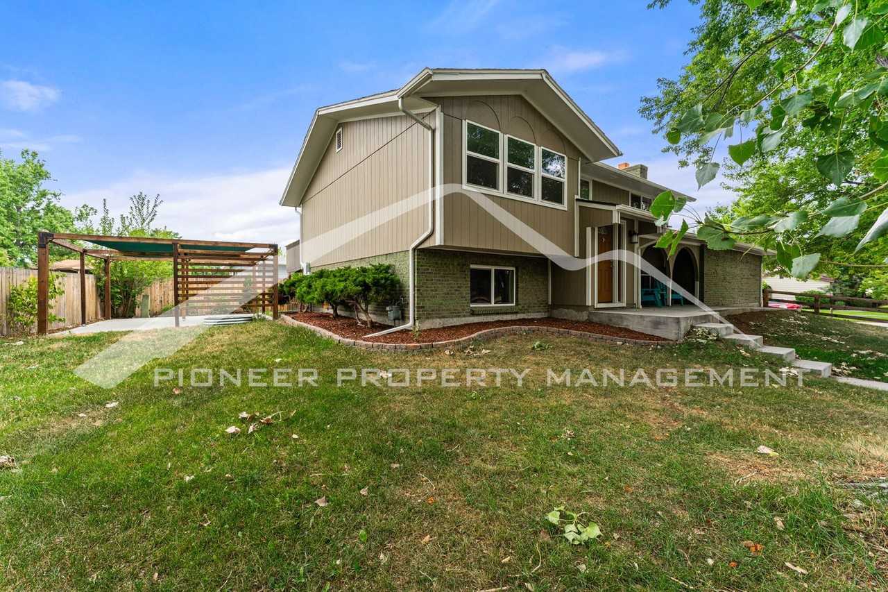 1099 S Johnson Way - Photo 3 of 28