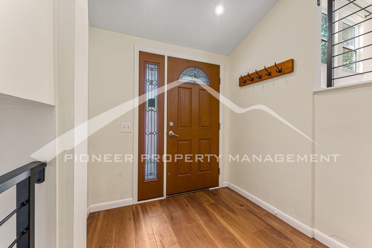 1099 S Johnson Way - Photo 4 of 28