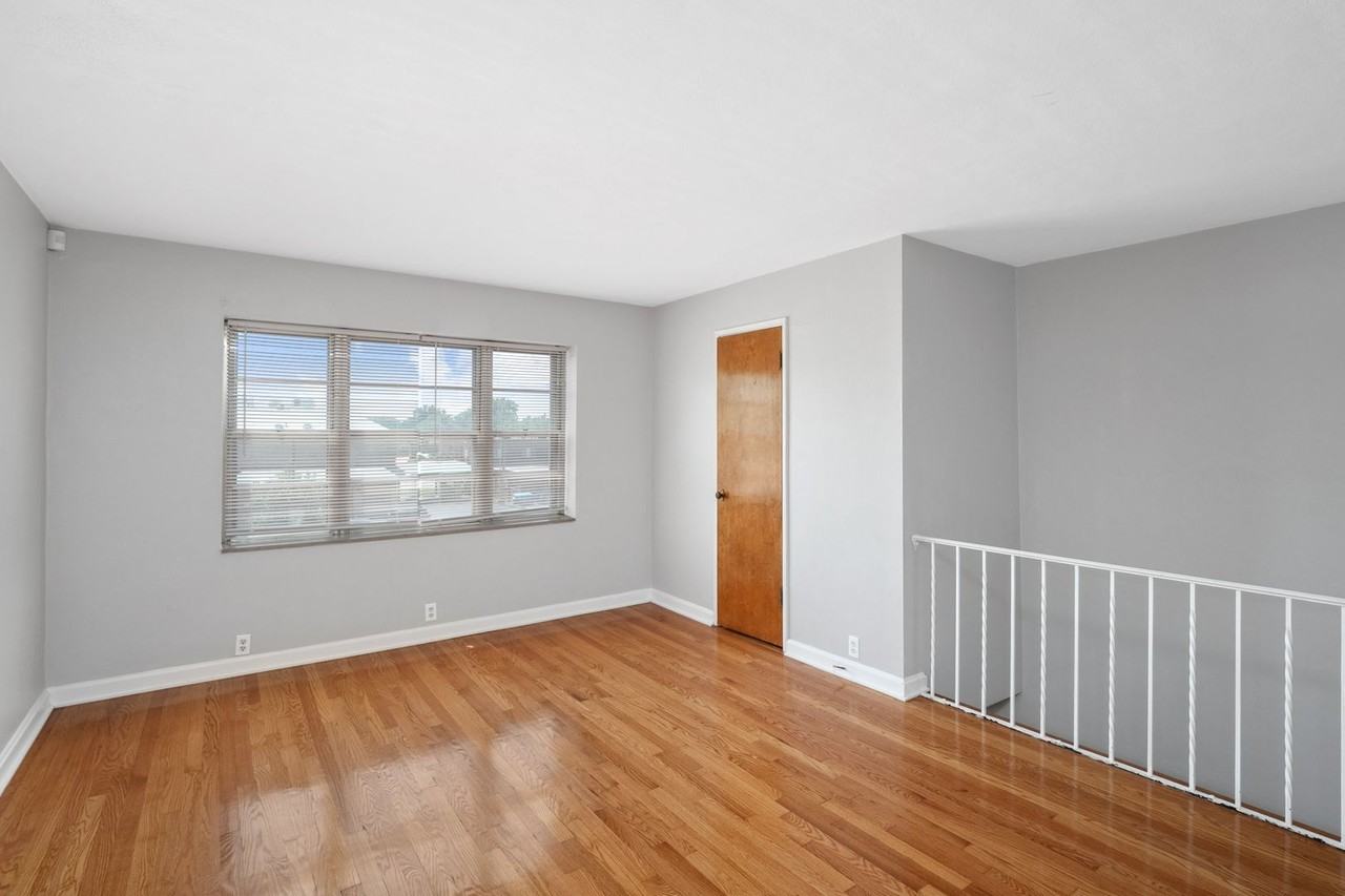 5805-5807 Devonshire - Photo 3 of 17