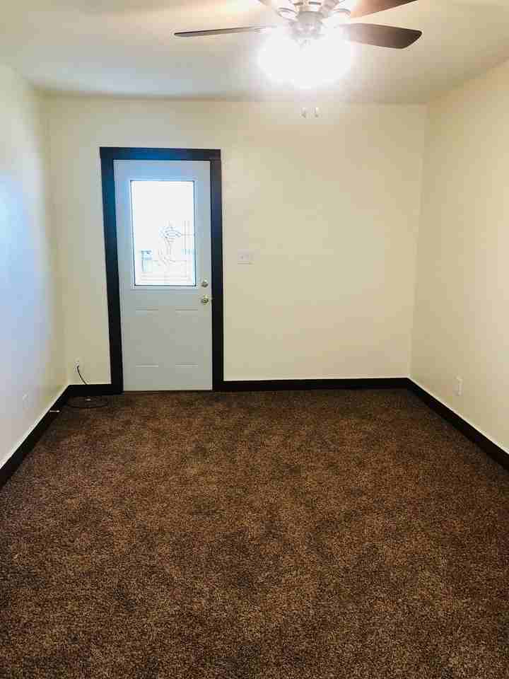 1523 1/2 N Jackson St - Photo 2 of 6