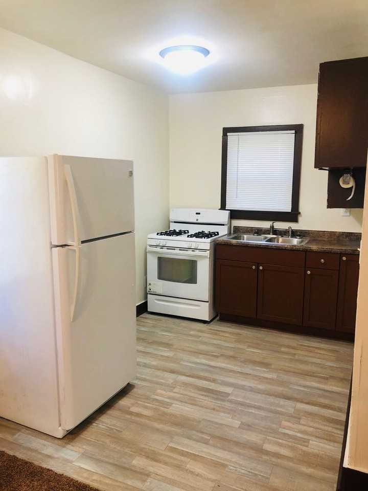 1523 1/2 N Jackson St - Photo 3 of 6