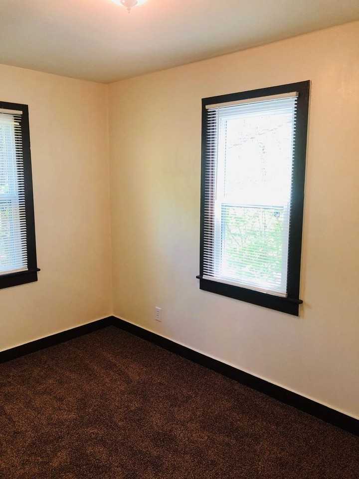 1523 1/2 N Jackson St - Photo 4 of 6