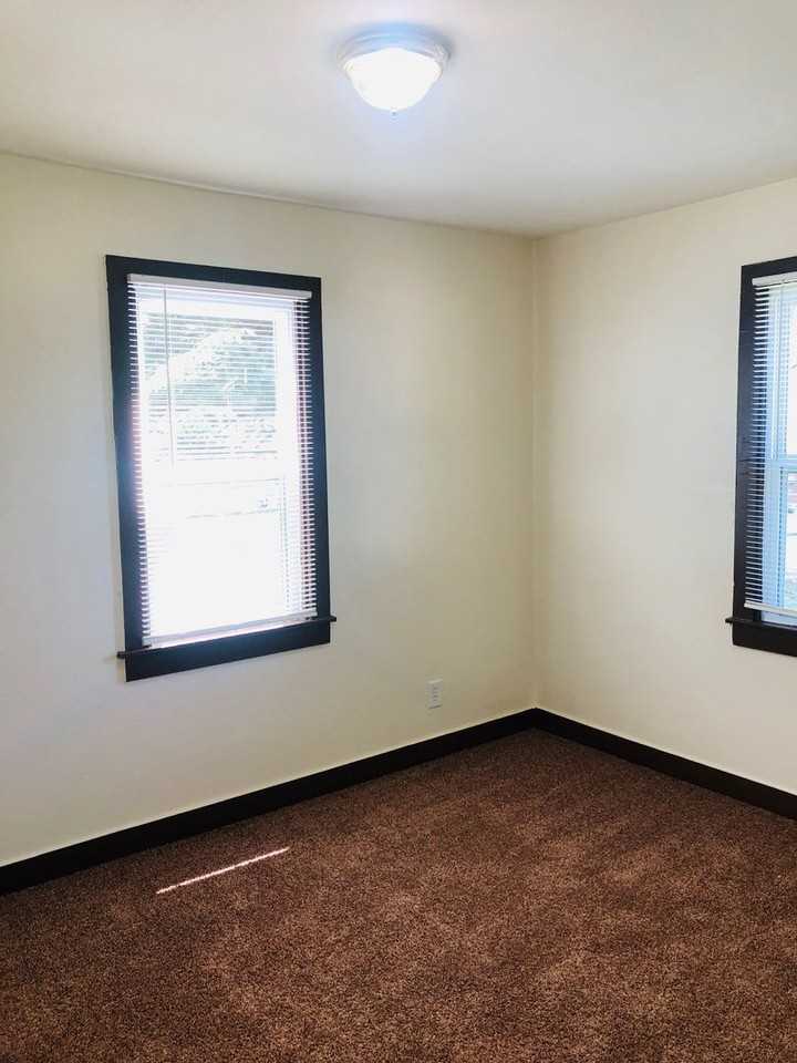 1523 1/2 N Jackson St - Photo 5 of 6