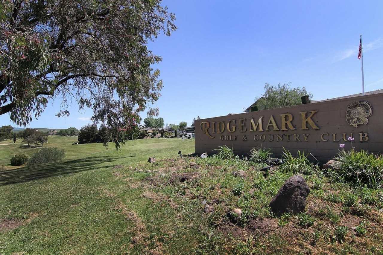 565 S Ridgemark Dr - Photo 2 of 2