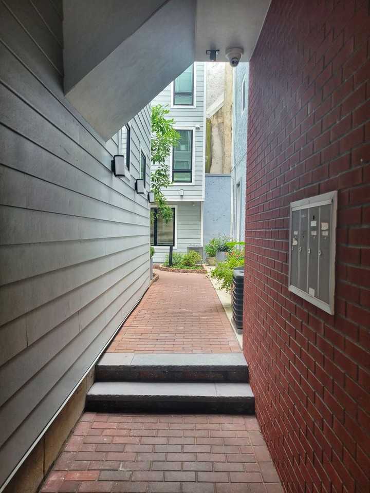 212 Bainbridge St - Photo 2 of 14