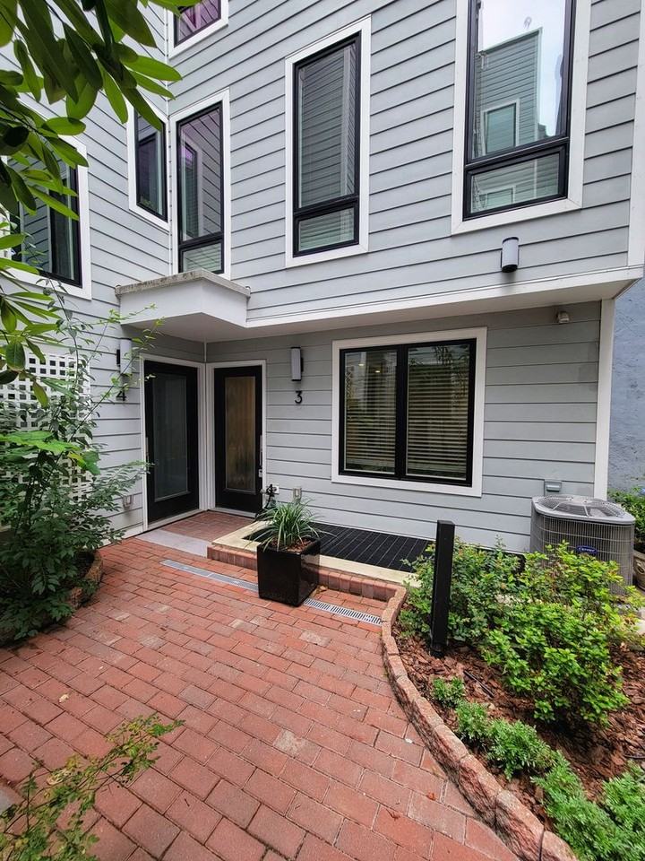 212 Bainbridge St - Photo 3 of 14