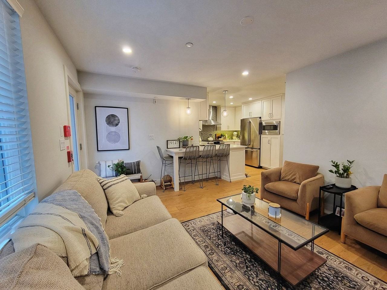 212 Bainbridge St - Photo 4 of 14