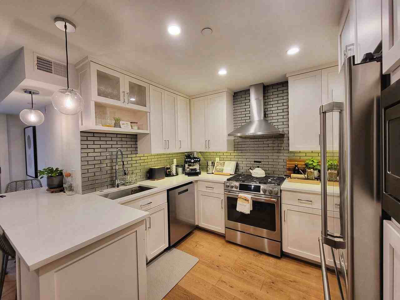 212 Bainbridge St - Photo 7 of 14