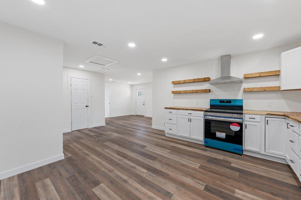 1105 Maxfield St - Photo 2 of 17