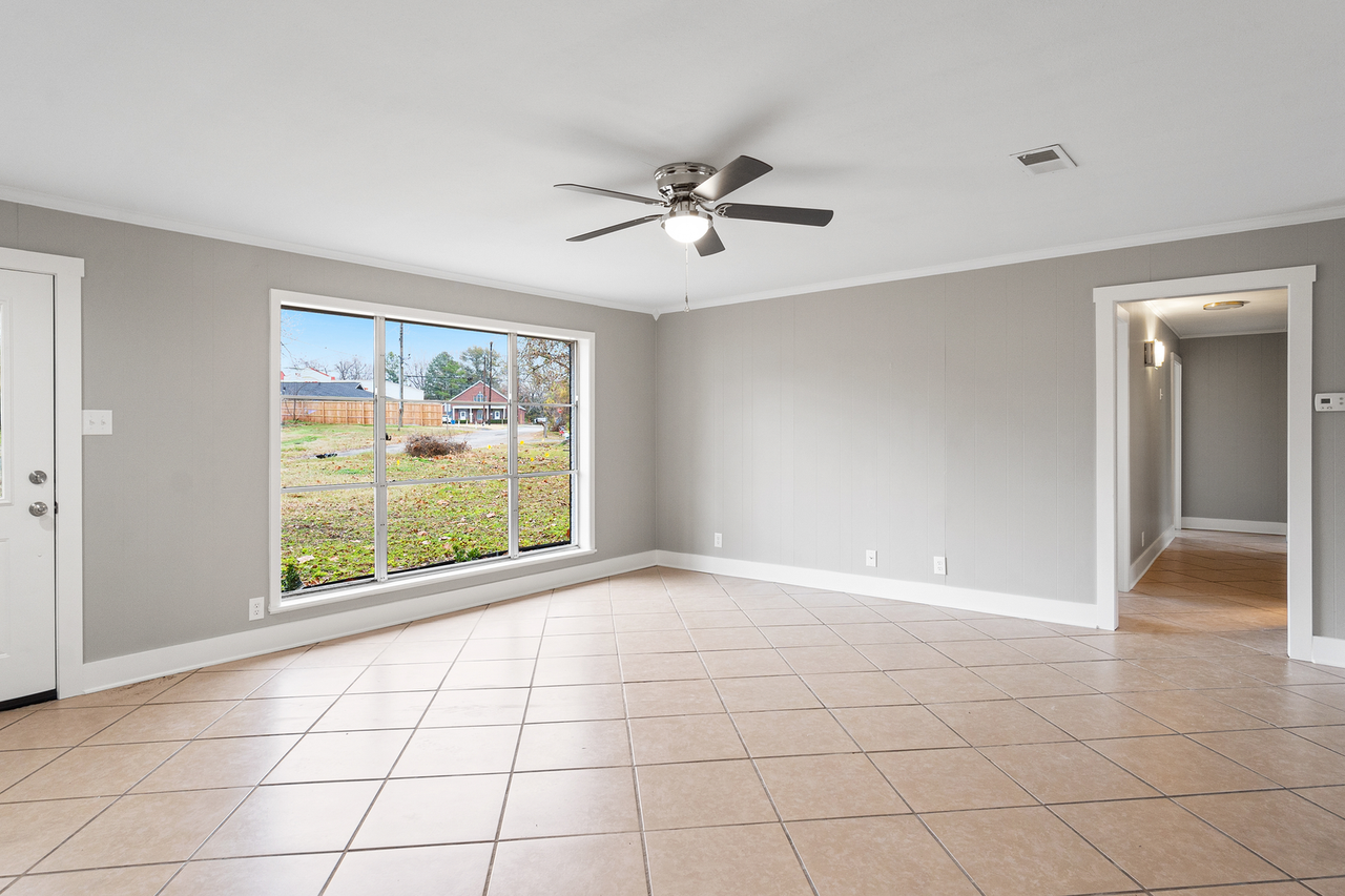 110 S Hearon Dr - Photo 3 of 18