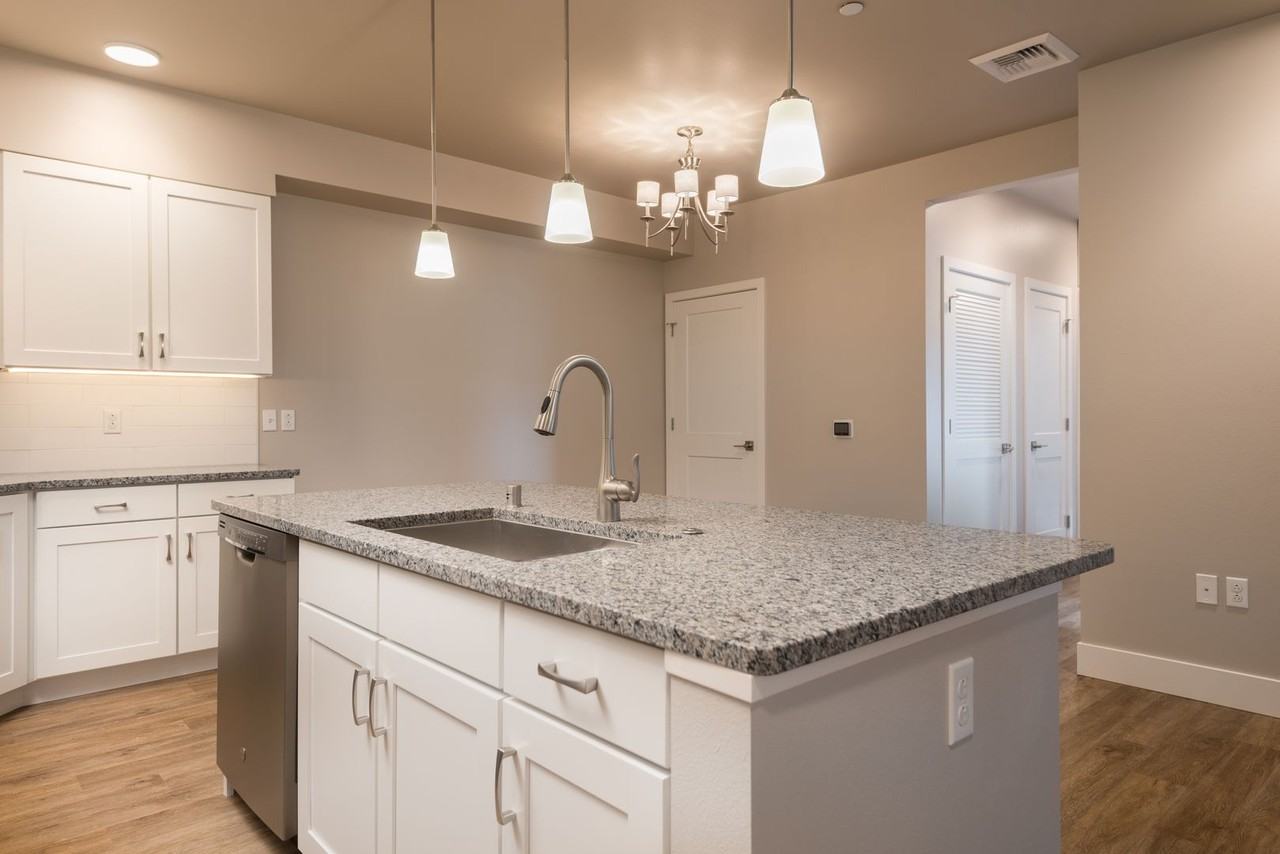 945 Wyoming St - Photo 4 of 22