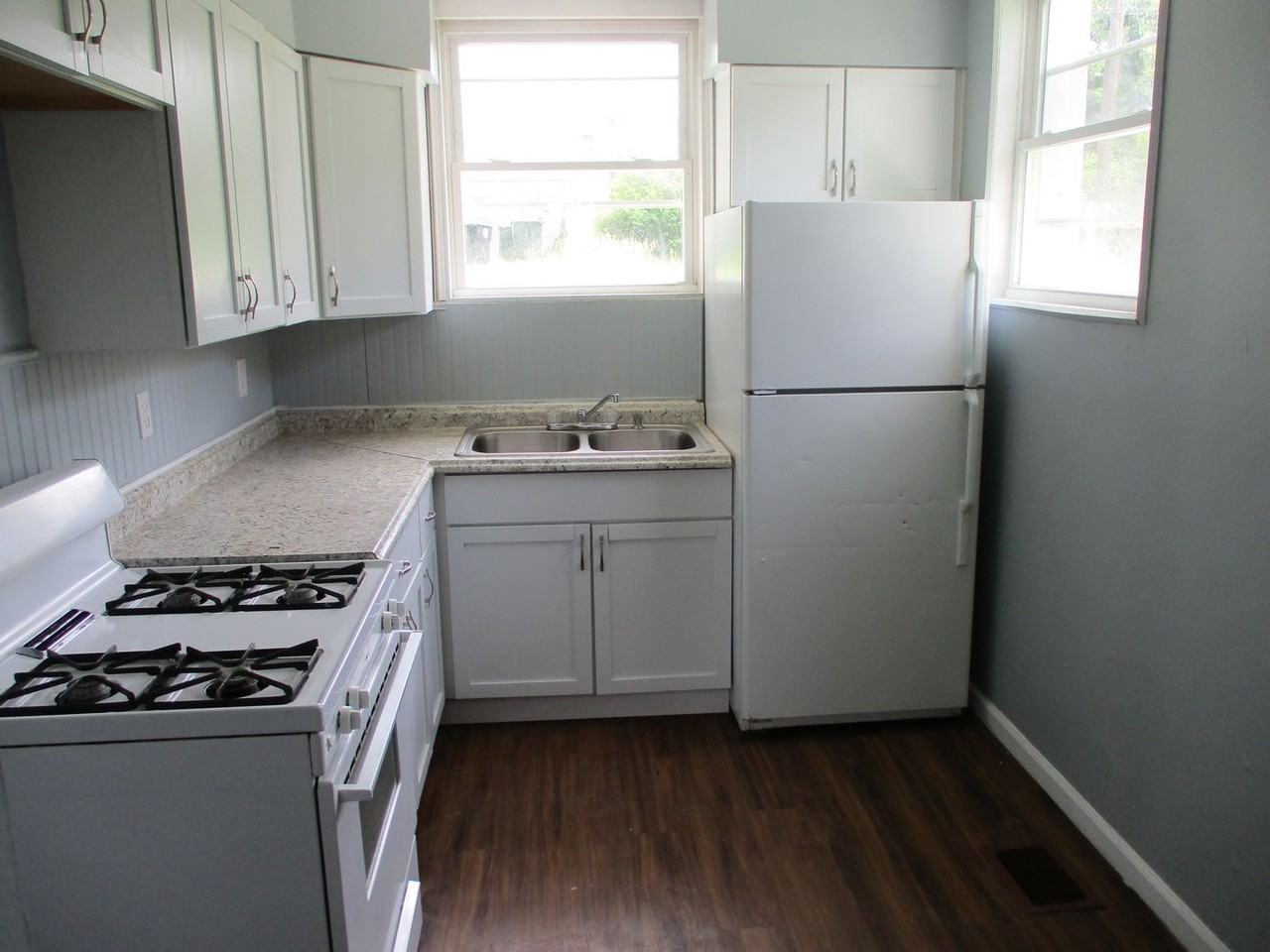 2420 Brookline Ave - Photo 3 of 8