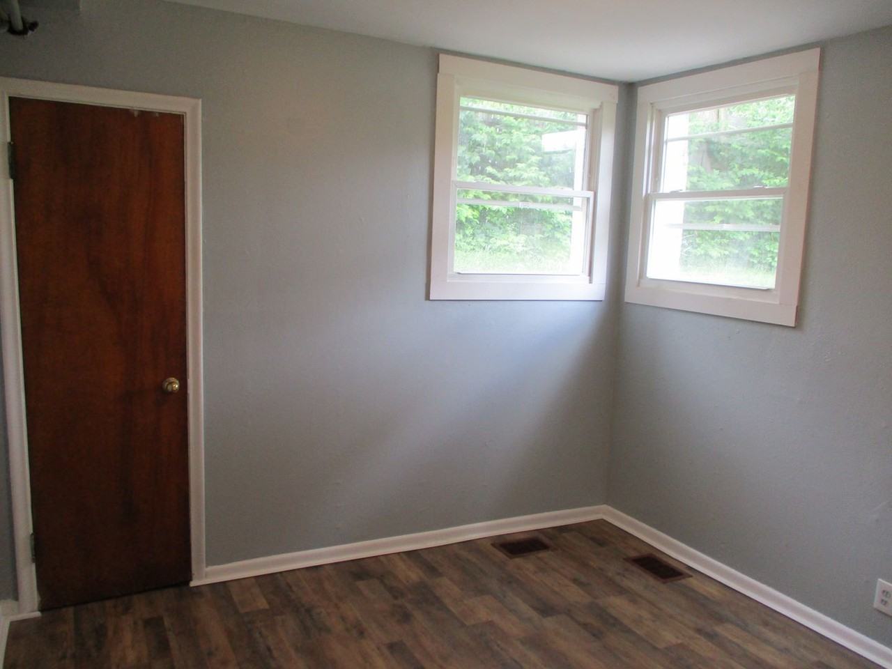 2420 Brookline Ave - Photo 7 of 8