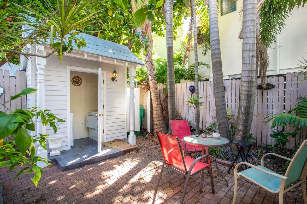 327 Margaret St - Photo 2 of 11