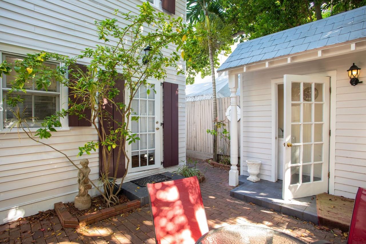 327 Margaret St - Photo 3 of 11