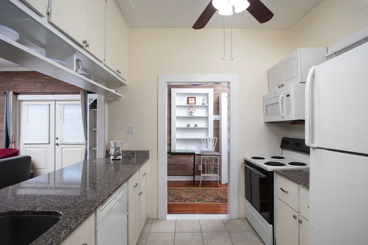 327 Margaret St - Photo 7 of 11