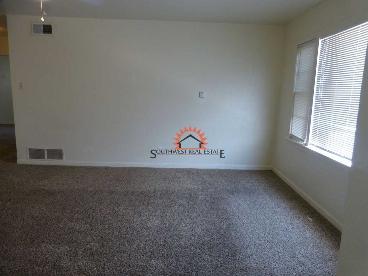 204 Sandia Dr - Photo 2 of 14