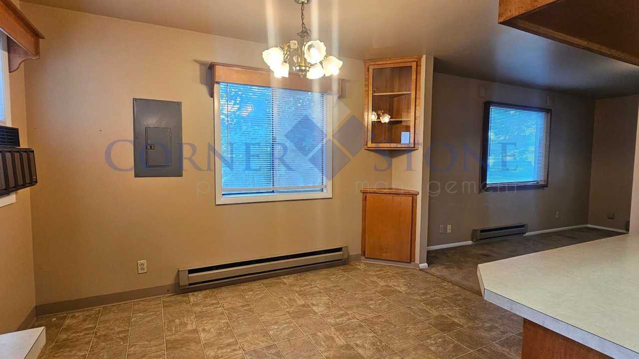 512 Maple St - Photo 3 of 10