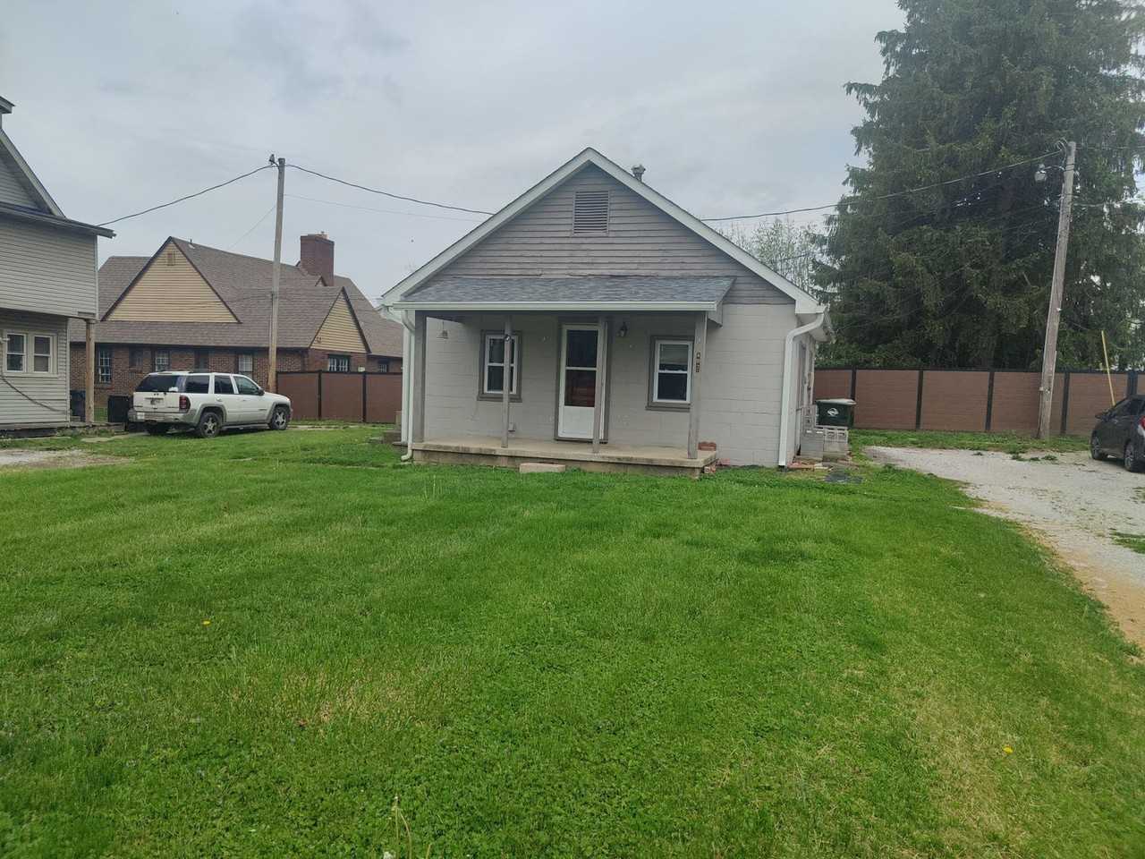 402 E Walnut St - Photo 2 of 13