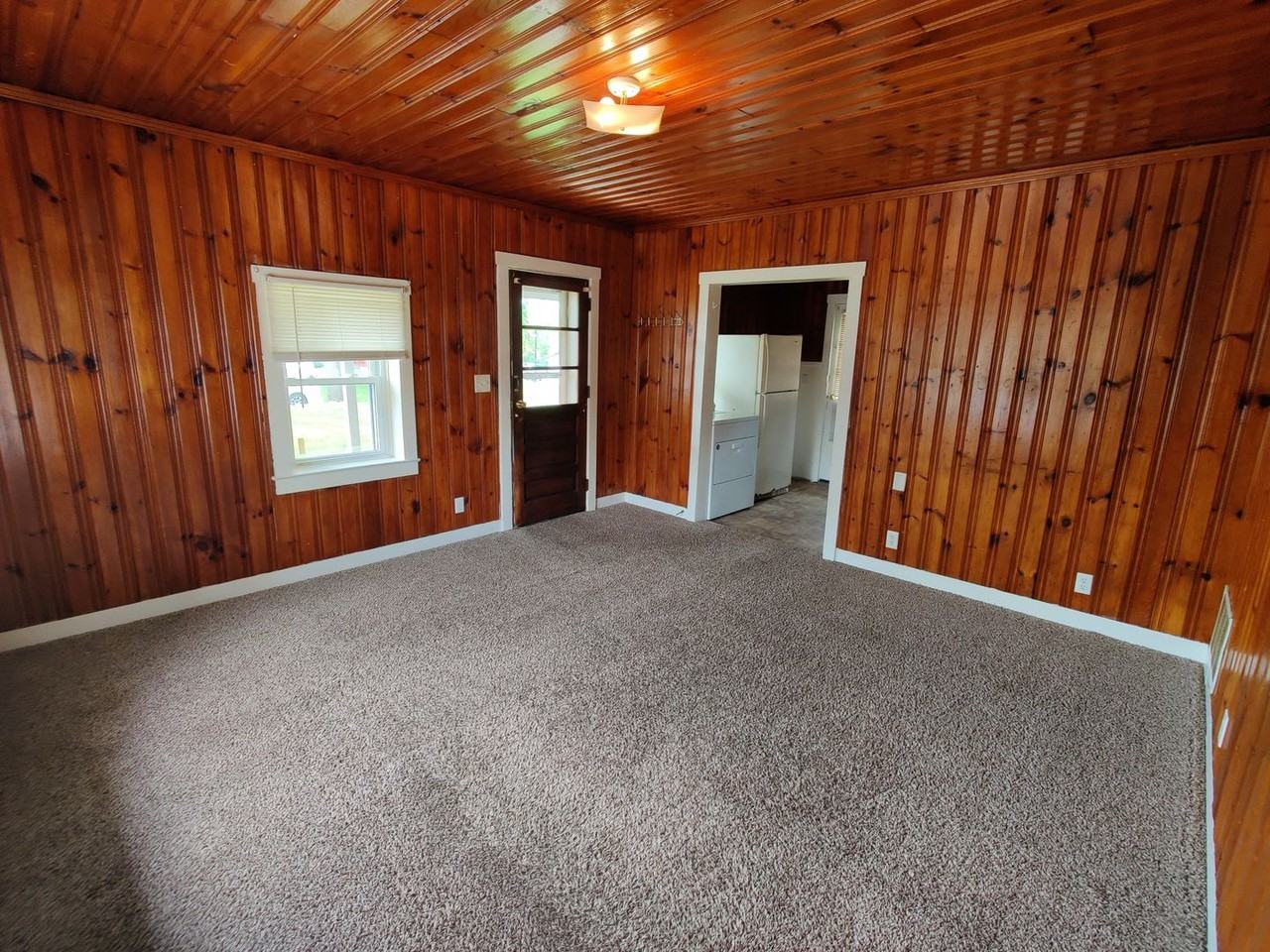 402 E Walnut St - Photo 6 of 13