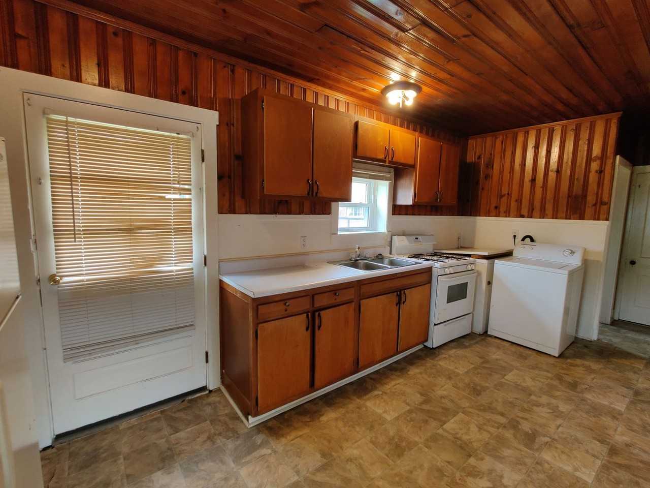 402 E Walnut St - Photo 7 of 13