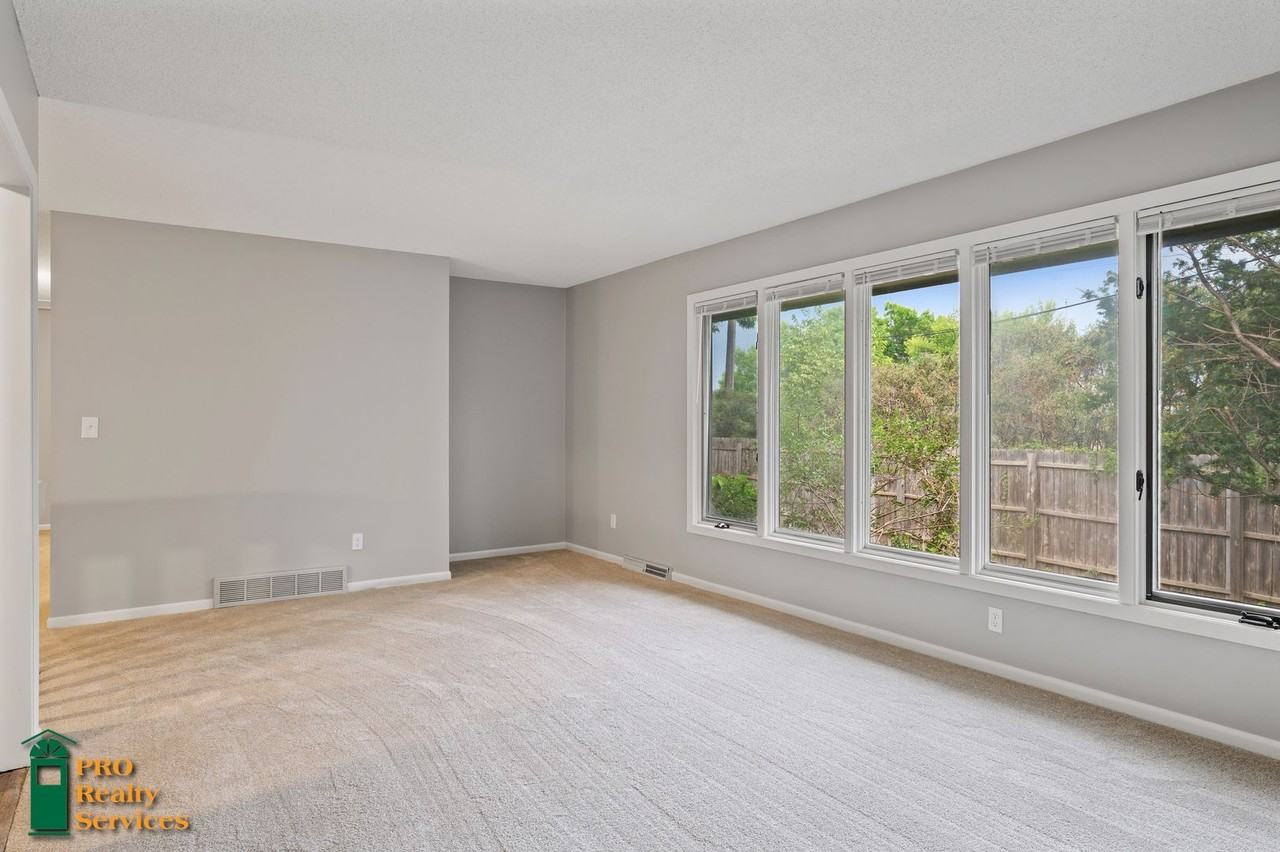 1901 Manor Dr - Photo 3 of 38