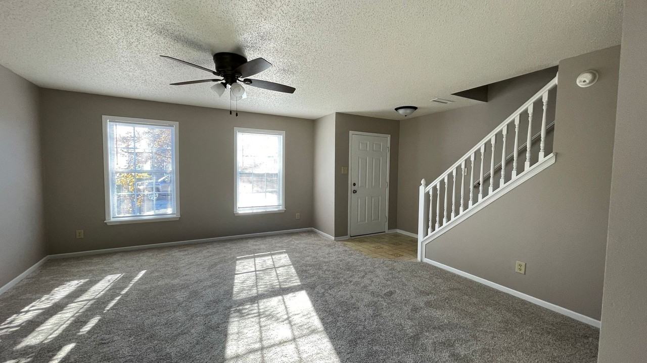2738 Priest Dr - Photo 4 of 24
