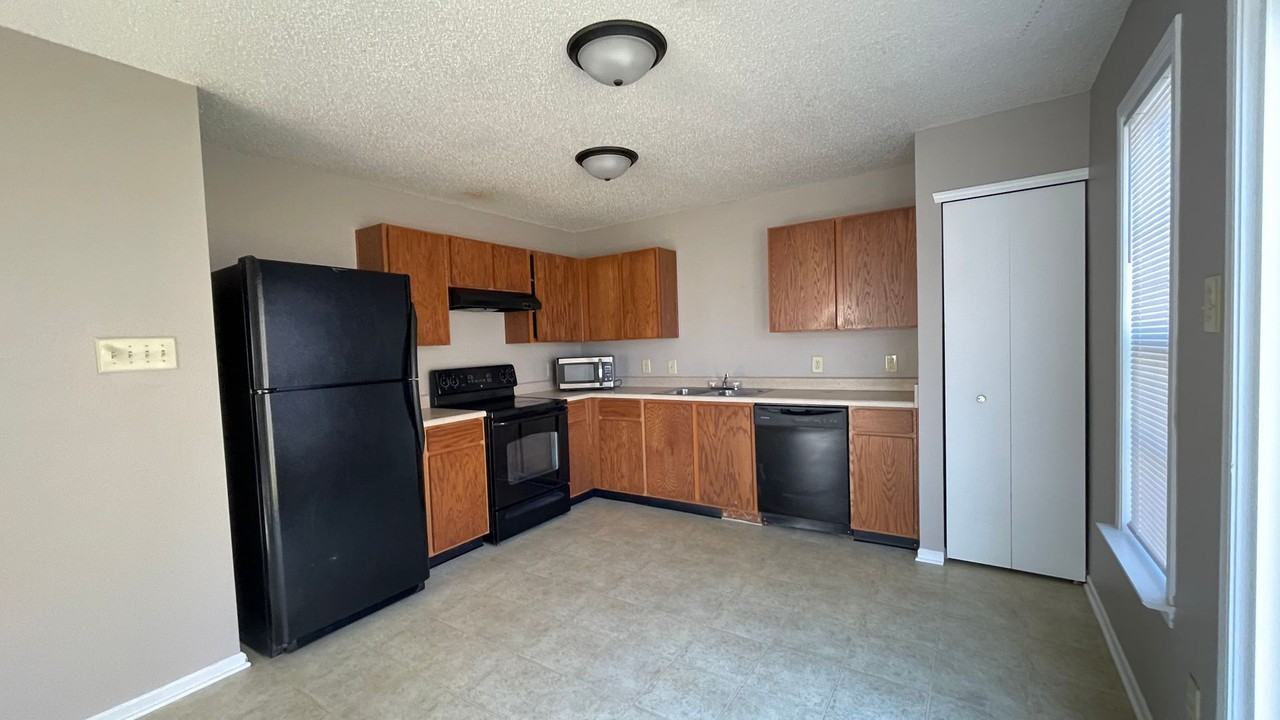 2738 Priest Dr - Photo 5 of 24