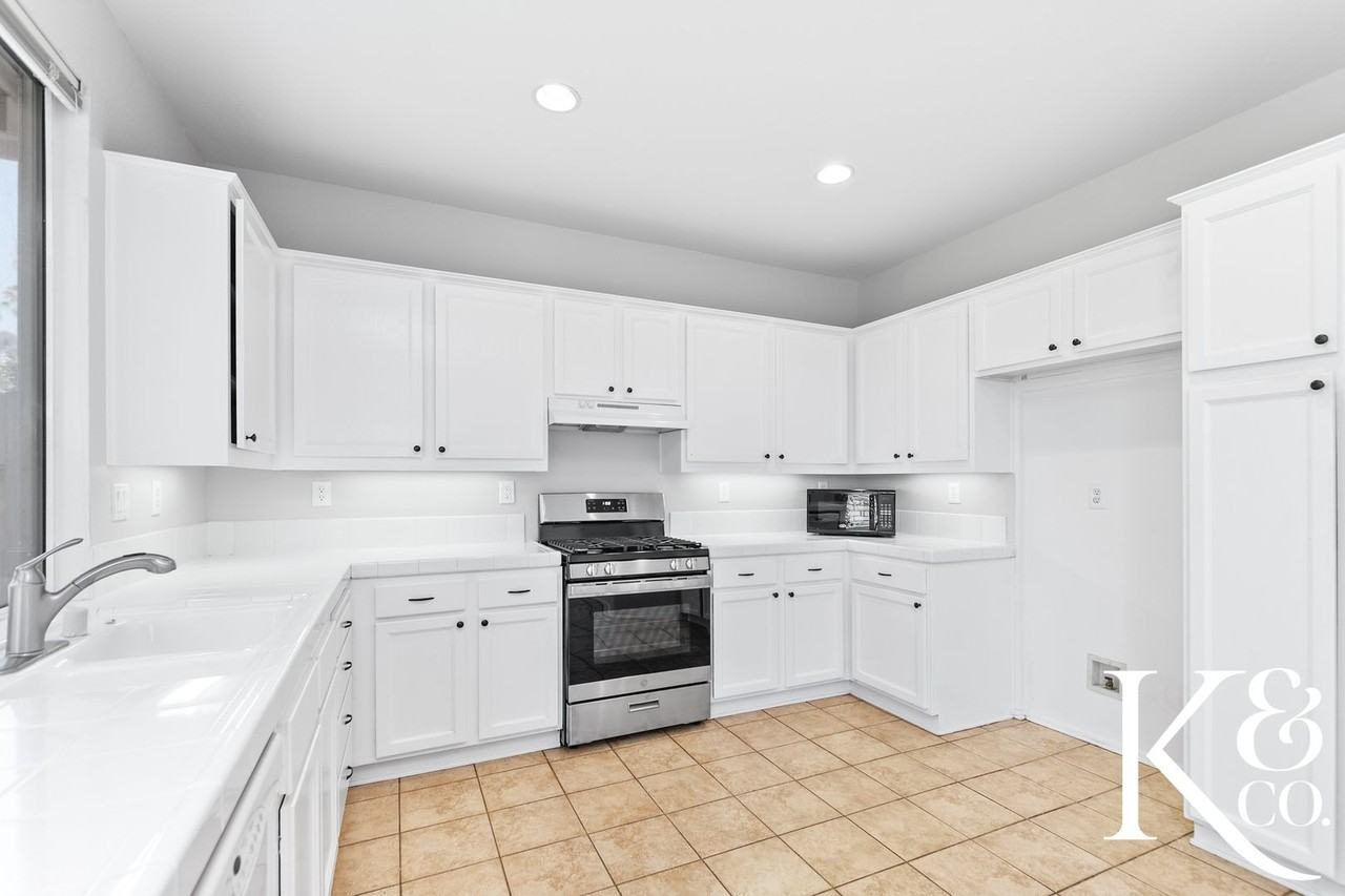 549 Avenida Magdalena - Photo 4 of 38