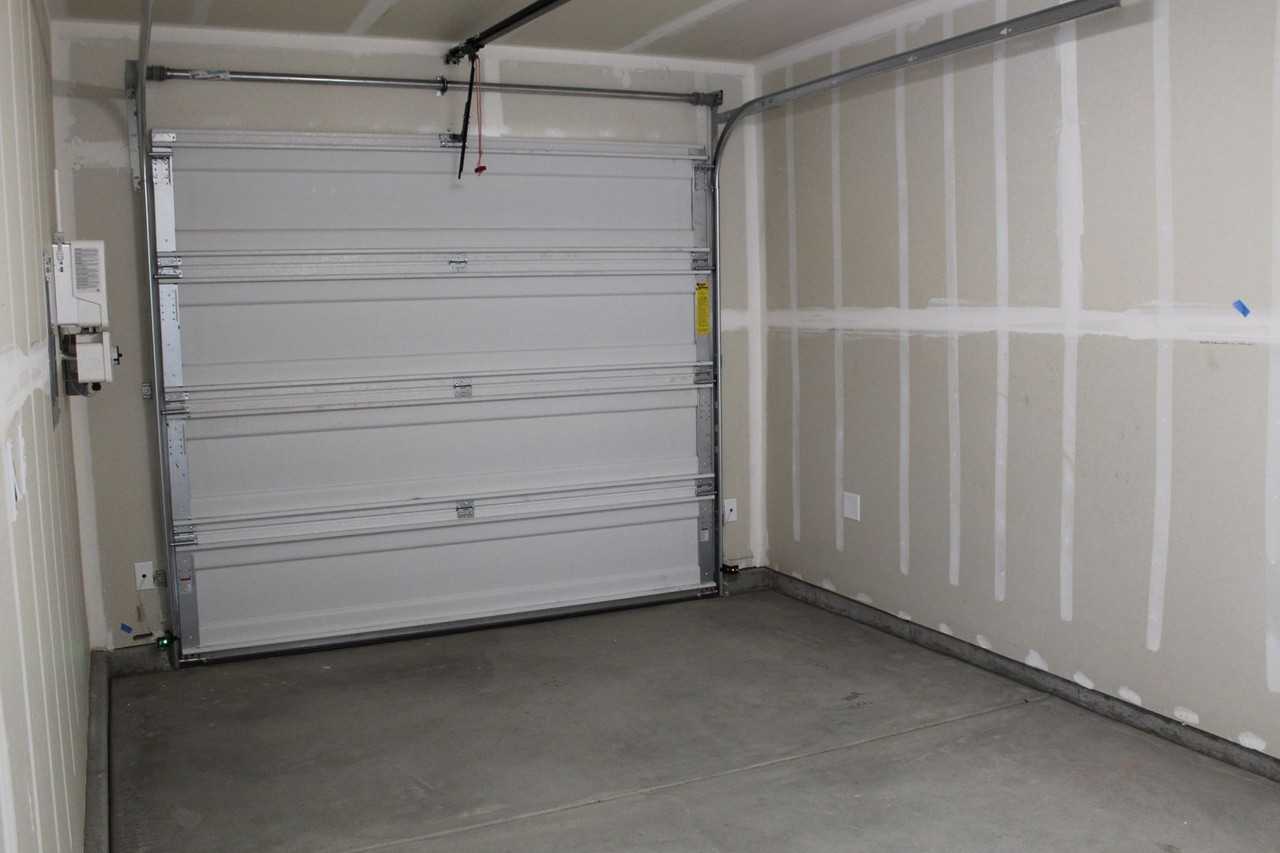 820 Beaconsfield Ct - Photo 3 of 30