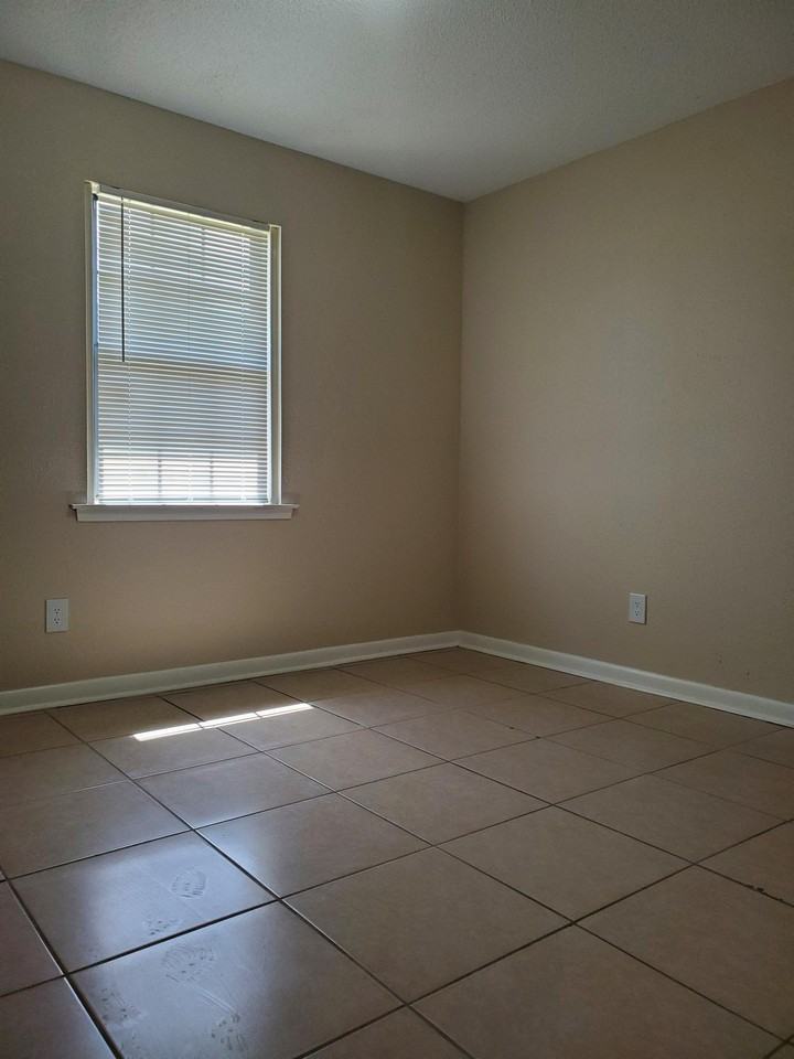 1805 Courtney St - Photo 2 of 10