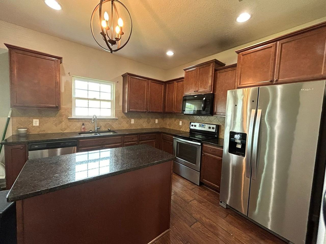 651 Red Oak Ln - Photo 5 of 17