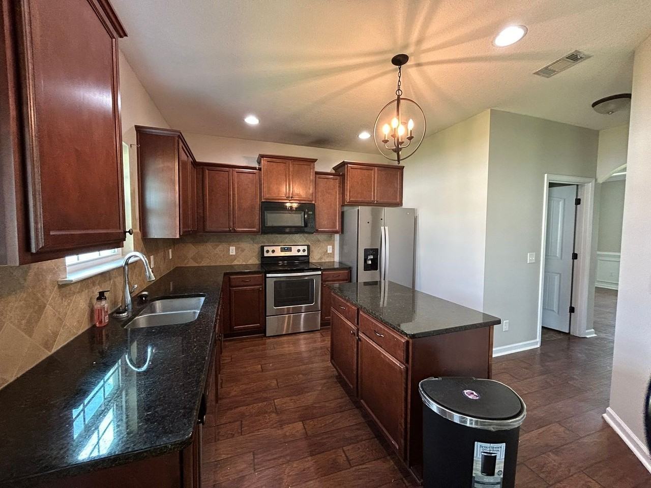 651 Red Oak Ln - Photo 6 of 17