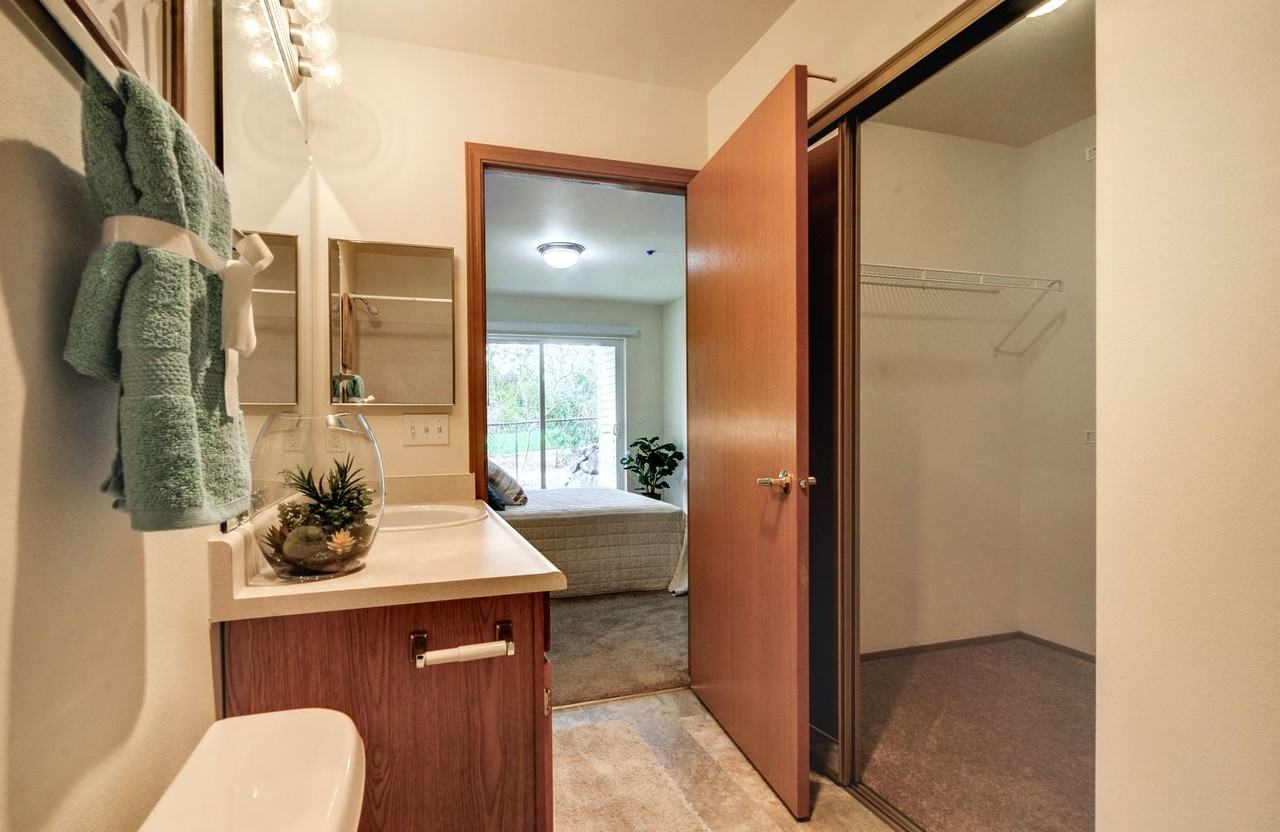 Bright, large end unit 2X2 READY NOW! Cozy gas fireplace!  Free Rent move in special, call today for a tour! - Photo 4 of 31