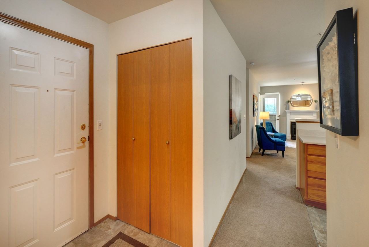 Bright, large end unit 2X2 READY NOW! Cozy gas fireplace!  Free Rent move in special, call today for a tour! - Photo 5 of 31