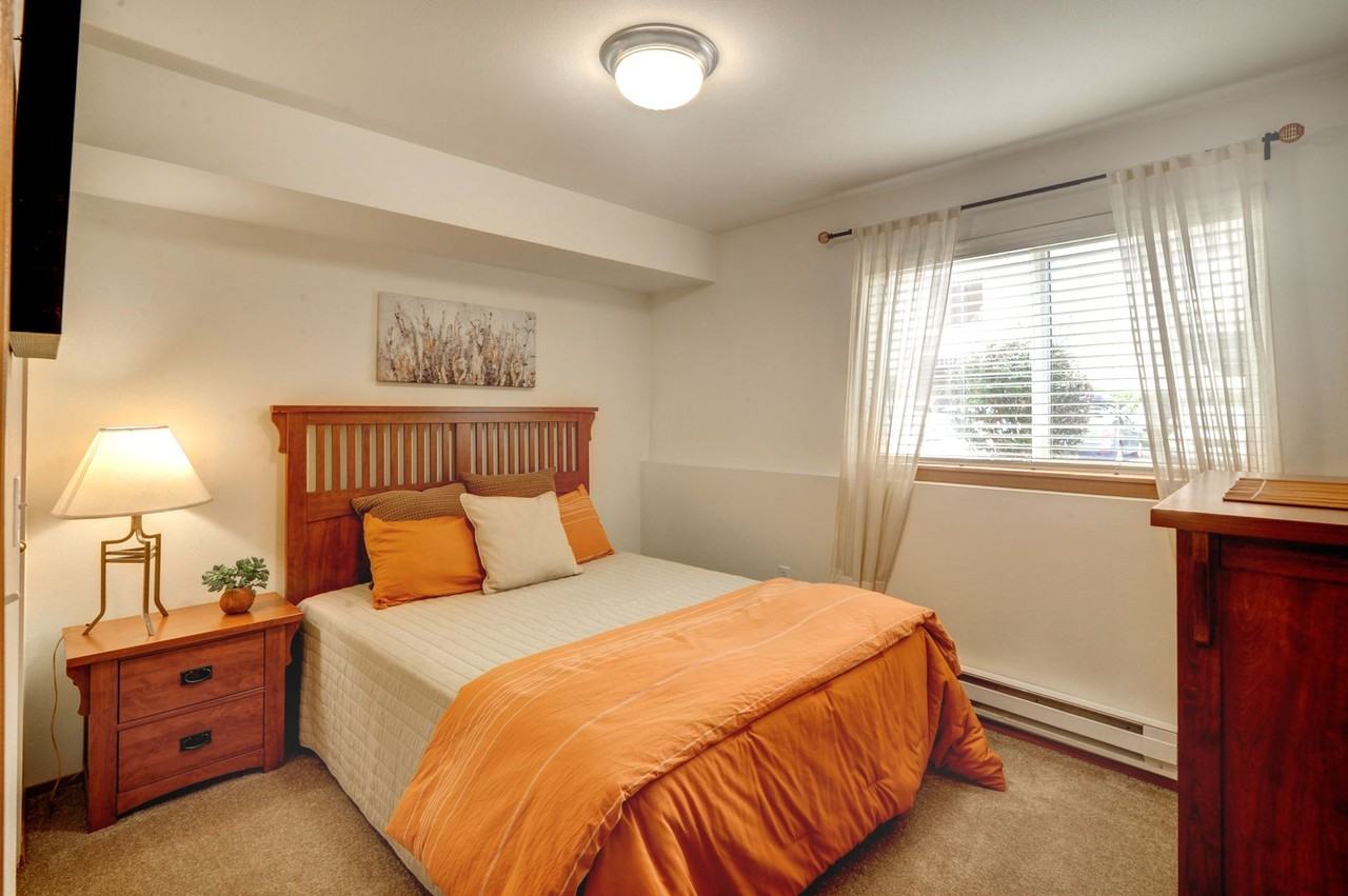 Bright, large end unit 2X2 READY NOW! Cozy gas fireplace!  Free Rent move in special, call today for a tour! - Photo 6 of 31