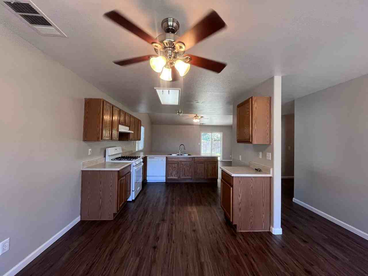 1692 Mount Whitney Ave - Photo 3 of 17
