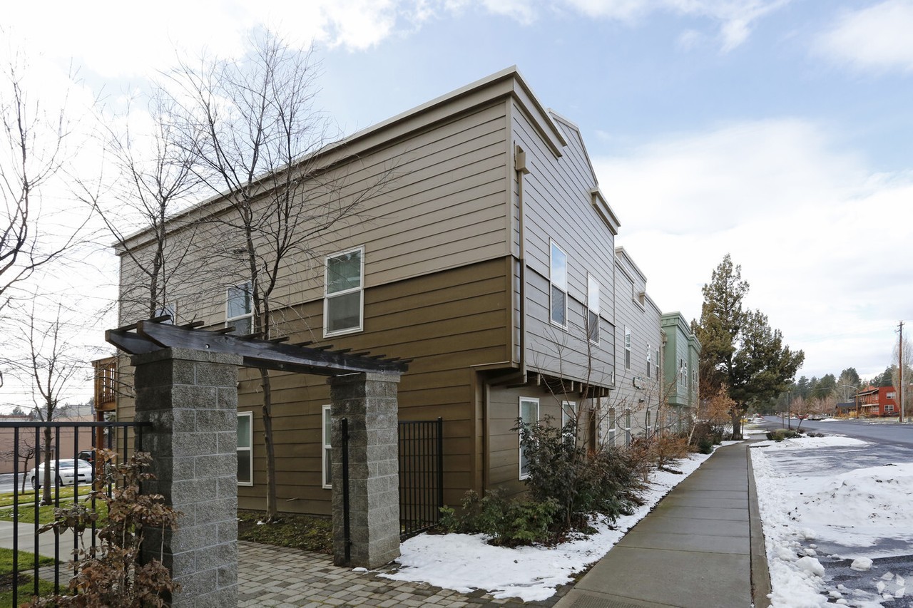 190 - Adams Street Apartments - "The Canoe Club" Bldg 1 - Photo 3 of 16