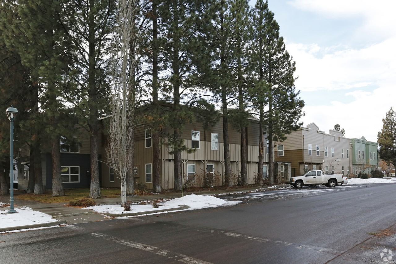 190 - Adams Street Apartments - "The Canoe Club" Bldg 1 - Photo 4 of 16